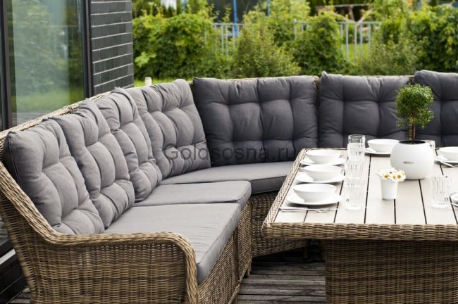 Плетеный обеденный стол Бергамо, соломенный