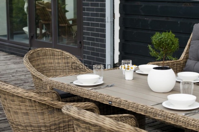 Плетеный обеденный стол Бергамо, соломенный