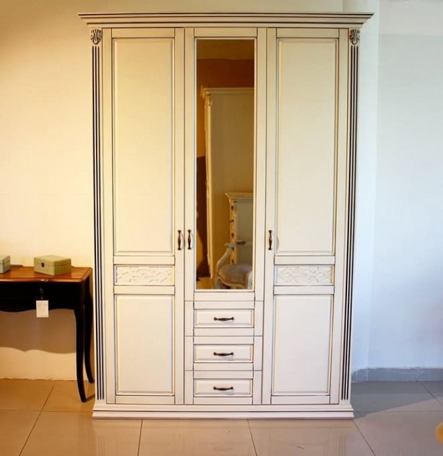 Шкаф 3-х ств. распашной (штанга в центре) Верона