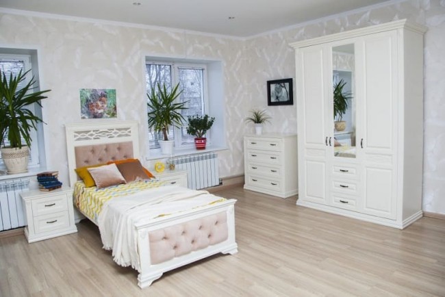 Шкаф 3-х ств. распашной (полки в центре) Верона